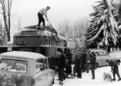 Magyarország, Kékestető, 1965, Faragó László, hó, szánkó, Ikarus 31/311, Trabant 600, Fortepan #164713