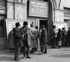 Magyarország, Jászberény, Lehel vezér tér 18., a Városi Tanács épülete (később Polgármesteri Hivatal)., 1959, Faragó László, mutatni, férfiak, sétabot, kucsma, faliújság, zománctábla, termelőszövetkezet, Fortepan #164726