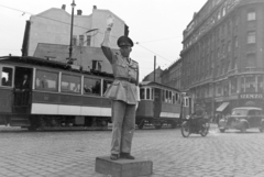 Magyarország, Budapest VIII.,Budapest IX., Kálvin tér, az Üllői út torkolata., 1948, Magyar Rendőr, közlekedés, motorkerékpár, rendőr, villamos, rendőrdobogó, Budapest, forgalomirányítás, Fiat 1100, Fortepan #16473