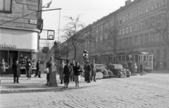 Magyarország, Budapest VIII.,Budapest IX., Üllői út a József körútról kifelé nézve., 1948, Magyar Rendőr, közlekedés, babakocsi, jelzőlámpa, rendőr, villamos, rendőrdobogó, Budapest, viszonylatszám, Fortepan #16475