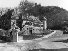 Hungary,Lake Balaton, Szigliget, Kossuth utca az Esterházy-kastély, az Írók Alkotóháza előtt, fenn a várrom. Előtérben az Olvasó nő című szobor (Marton László, 1968.)., 1969, Faragó László, Fortepan #164752