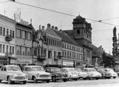 Szlovákia, Kassa, Fő utca (ulica Hlavná), jobbra a Szentháromság-templom., 1965, Faragó László, Csehszlovákia, neon felirat, parkoló, Fortepan #164820