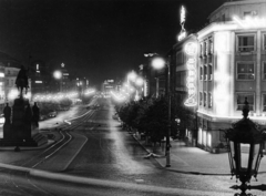 Czech Republik, Prague, Vencel tér (Václavské námestí) a Nemzeti Múzeum felől nézve, balra a Szt. Vencel szobor., 1960, Faragó László, Czechoslovakia, neon sign, night, Fortepan #164825