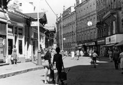 Czech Republik, Karlovy Vary, Lázeňská ulice a Mlýnské nábřeží felé nézve. Szemben a manzárd ablakos épület az Aranykulcs-ház (Dům Zlatý klíč), ekkor Marx Károly Múzeum, ma szálloda., 1961, Faragó László, Czechoslovakia, Show window, street view, Fortepan #164830