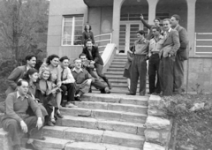 Hungary, Budapest III., Máramaros út 32-34., Budapesti Szabad Akadémia (kultúrvezetőképző-iskola)., 1948, Magyar Rendőr, Budapest, sitting, stairs, youth, fun, Fortepan #16488