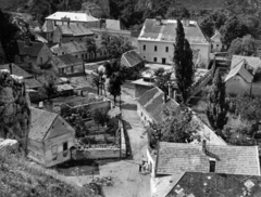 Magyarország, Veszprém, Kilátás a Benedek-hegyről a Séd patak, a Jókai Mór utca felé. Előtérben a Patak tér és a Kollégium utca., 1964, Herpay Gábor, Fortepan #164970