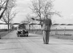 Magyarország, Rajka, határátkelő., 1949, Magyar Rendőr, sorompó, határállomás, automobil, rendszám, Fortepan #16500