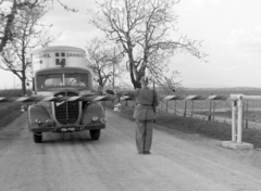 Magyarország, Rajka, határátkelő. Austro-Fiat teherautó., 1949, Magyar Rendőr, osztrák gyártmány, sorompó, határállomás, rendszám, ÖAF-márka, cirill írás, dán felirat, Fortepan #16501