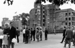 Németország, Berlin, Kelet-Berlin, Unter den Linden, balra a háttérben a Pariser Platz, még hátrébb, már a nyugat-berlini oldalon a Reichstag., 1966, Bernhardt Ágnes, NDK, Kelet-Berlin, Nyugat-Berlin, Fortepan #165112