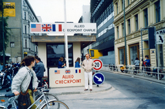 Németország, Berlin, a Checkpoint Charlie (katonai ellenőrzőpont a Friedrichstrasse-n az egykori Nyugat-Berlin-i oldalon)., 1990, Lakatos Lajos, kerékpár, Fortepan #165128