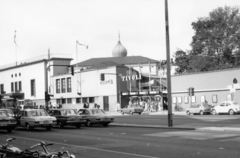 Dánia, Koppenhága, a Bernstorffsgade a Központi Pályaudvar-tól nézve, szemben a Tivoli egyik bejárata, mögötte a Nimb étterem (később Nimb Hotel) kupolája látszik., 1970, Fortepan/Album046, taxi, vidámpark, kerékpár, Fortepan #165154