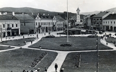 Románia,Erdély, Gyergyószentmiklós, Szabadság tér (Piata Libertatii, ekkor Kossuth Lajos tér), szemben a Márton Áron utca és a Szent Miklós-templom., 1941, Handa család, Fortepan #165179