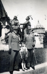 Romania,Transylvania, Cluj-Napoca, a felvétel a Fő téren, Hunyadi Mátyás emlékműve előtt készült., 1941, Handa család, sword, border patrol, Fortepan #165183