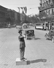 Magyarország, Budapest V.,Budapest VI.,Budapest XIII., Nyugati (Marx) tér, szemben a Szent István körút., 1949, Magyar Rendőr, közlekedés, rendőr, villamos, rendőrdobogó, Budapest, forgalomirányítás, rendszám, autóbusz, Fortepan #16519