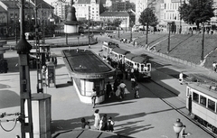 Magyarország, Budapest I.,Budapest II., Széll Kálmán (Moszkva) tér a Széna tér felé nézve, jobbra a Vérmező út házsora., 1962, Bors Anikó, villamos, villamosmegálló, Budapest, Fortepan #165192