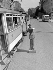 Magyarország, Budapest XI., Móricz Zsigmond körtér, szemben a Bartók Béla út., 1949, Magyar Rendőr, közlekedés, autóbusz, utcakép, rendőr, villamos, MÁVAG-márka, MÁVAG Tr5, rendőrdobogó, Budapest, forgalomirányítás, Fortepan #16521