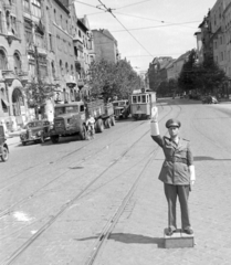 Magyarország, Budapest XI., Móricz Zsigmond körtér, szemben a Bartók Béla út., 1949, Magyar Rendőr, közlekedés, teherautó, utcakép, rendőr, villamos, automobil, rendőrdobogó, Budapest, forgalomirányítás, viszonylatszám, MATEOSZ-szervezet, Opel-márka, Opel Kapitän, Fortepan #16524