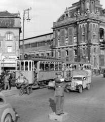 Magyarország, Budapest VI., Nyugati (Marx) tér, Nyugati pályaudvar., 1949, Magyar Rendőr, közlekedés, német gyártmány, DKW-márka, rendőr, villamos, pályaudvar, automobil, furgon, DKW F5/F7/F8, rendőrdobogó, Budapest, Gustave Eiffel-terv, forgalomirányítás, viszonylatszám, Fortepan #16525