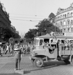 Magyarország, Budapest VI.,Budapest XIII., Nyugati (Marx) tér a Váci út és a Lehel (Ferdinánd) tér felé nézve, jobbra a Westend-ház. Az előtérben egy amerikai gyártmányú GMC CCKW 353 2.5 tonnás teherautó., 1949, Magyar Rendőr, közlekedés, amerikai gyártmány, rendőr, rendőrdobogó, Budapest, forgalomirányítás, villamos, Fortepan #16526