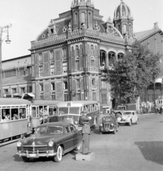 Magyarország, Budapest VI., Nyugati (Marx) tér a Nyugati pályaudvar és a Teréz (Lenin) körút felé nézve., 1949, Magyar Rendőr, közlekedés, autóbusz, csehszlovák gyártmány, amerikai gyártmány, magyar gyártmány, Fiat-márka, olasz gyártmány, rendőr, villamos, MÁVAG-márka, pályaudvar, Hudson-márka, Hudson Commodore, Fiat 500 Topolino, Skoda 1101/1102 Tudor, MÁVAG Tr5, rendőrdobogó, Budapest, Gustave Eiffel-terv, forgalomirányítás, viszonylatszám, Fortepan #16527