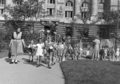 Magyarország, Budapest V., Szabadság tér, szemben a Magyar Nemzeti Bank épülete., 1949, Magyar Rendőr, Alpár Ignác-terv, gyerekek, eklektikus építészet, Budapest, Fortepan #16530