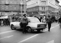 Magyarország, Budapest VI.,Budapest V., Bajcsy-Zsilinszky út a Podmaniczky (Rudas László) utca - Nagymező utca találkozásánál. A március 15-i ünnepség és politikai demonstráció résztvevői., 1988, Horváth Ernő, tüntetés, rendszám, rendszerváltás, Budapest, rendőr, rendőrjármű, Fortepan #165424