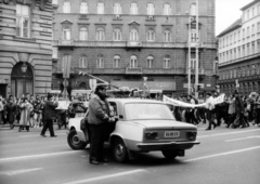 Magyarország, Budapest VI.,Budapest V., Bajcsy-Zsilinszky út a Podmaniczky (Rudas László) utca - Nagymező utca találkozásánál. A március 15-i ünnepség és politikai demonstráció résztvevői., 1988, Horváth Ernő, tüntetés, rendszám, rendszerváltás, Budapest, rendőr, rendőrjármű, Fortepan #165425