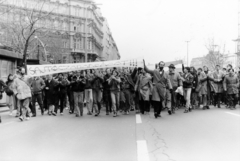 Magyarország, Budapest VI.,Budapest V., Bajcsy-Zsilinszky út, a március 15-i ünnepség és politikai demonstráció résztvevői, csokornyakkendővel Tamás Gáspár Miklós. Háttérben az Andrássy út (Népköztársaság útja) sarkán a Stein-palota., 1988, Horváth Ernő, tüntetés, rendszerváltás, Budapest, Fortepan #165426