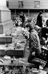 Magyarország, Budapest V., Petőfi tér, a Petőfi-szobor talapzata március 15-én., 1988, Horváth Ernő, tüntetés, Budapest, rendszerváltás, Fortepan #165437