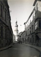 Magyarország, Sopron, Kolostor utca a Fő (Ferenc József) tér felé nézve, háttérben a Tűztorony., 1935, Olbert Mariann, Fortepan #165472