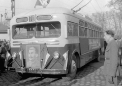 Magyarország, Városliget, Budapest XIV., a Városligeti fasorral szemben. A háború utáni első trolibuszvonal átadása. GMC Citybus szovjet troli változata., 1949, Magyar Rendőr, szovjet gyártmány, trolibusz, Sztálin ábrázolás, MTB-82, Budapest, politikai dekoráció, Fortepan #16549