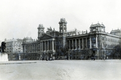 Hungary, Budapest V., Kossuth Lajos tér, balra az egyik oroszlán szobor a Parlament lépcsőjénél, szemben az Igazságügyi Palota (ekkor Magyar Királyi Kúria és Ítélőtábla), 1930, Olbert Mariann, Budapest, Fortepan #165498