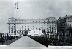 Magyarország, Budapest V., Kossuth Lajos tér, Kossuth emlékmű (Horvay János, 1927.), mögötte a 13-15-ös számú épület, ettől jobbra a Falk Miksa (Juhász Andor) utca., 1929, Olbert Mariann, Budapest, Fortepan #165507