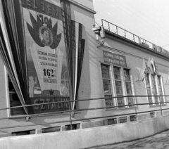 Magyarország, Budapest XIII., Révész utca 1-5., II. számú Autójavító NV (Nemzeti Vállalat)., 1949, Magyar Rendőr, politikai dekoráció, Sztálin ábrázolás, Budapest, Fortepan #16551