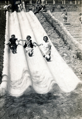 Magyarország, Gellérthegy, Budapest XI., játszótér a Gellért Gyógyfürdővel szemben a mai Szabó Dezső sétánynál., 1932, Olbert Mariann, csúszda, Budapest, Fortepan #165512