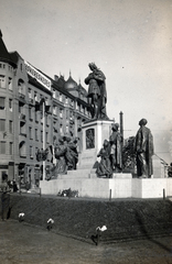 Magyarország, Budapest XI., Móricz Zsigmond (Horthy Miklós) körtér, Szent Imre szobor (Kisfaludi Strobl Zsigmond, 1930.), háttérben szemben a Karinthy Frigyes (Verpeléti) út épületei., 1938, Olbert Mariann, Budapest, Fortepan #165514