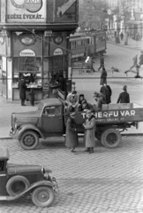 Magyarország, Budapest VI., Nyugati (Marx) tér, "Banán sziget"., 1950, Magyar Rendőr, cégtábla, német gyártmány, Opel-márka, teherautó, utcakép, életkép, rendőr, villamos, pavilon, automobil, Opel Blitz, Budapest, Fortepan #16552