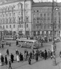 Magyarország, Budapest VI.,Budapest XIII., Nyugati (Marx) tér, szemben a Szent István körút és a Váci út között házsor., 1950, Magyar Rendőr, közlekedés, autóbusz, magyar gyártmány, villamos, MÁVAG-márka, MÁVAG Tr5, Budapest, Fortepan #16554