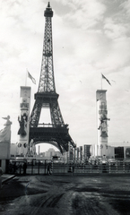 France, Paris, Champ de Mars, a világkiállítás egyik kapuja, háttérben az Eiffel-torony., 1937, Rostóczky Alfonz, Fortepan #165573