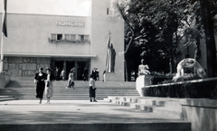 France, Paris, a világkiállítás magyar pavilonja, a főbejárat mellett Pátzay Pál hársfából készült alkotása, Szent István szobra., 1937, Rostóczky Alfonz, Fortepan #165575