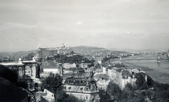 Magyarország, Gellérthegy, Budapest I.,Budapest II., kilátás a Királyi Palota (később Budavári Palota) és a Széchenyi Lánchíd felé. Előtérben a Szent Gellért szobor., 1934, Rostóczky Alfonz, Duna, Budapest, Fortepan #165595