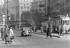 Magyarország, Budapest VII., Károly körút (Somogyi Béla út) az Astoria felől nézve., 1950, Magyar Rendőr, közlekedés, jármű, német gyártmány, magyar gyártmány, Mercedes-márka, rendőr, villamos, villamosmegálló, automobil, Ganz-márka, Budapest, viszonylatszám, Fortepan #16569