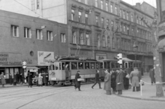 Magyarország, Budapest VIII.,Budapest IX., Kálvin tér, az Üllői út torkolata., 1950, Magyar Rendőr, utcakép, életkép, jelzőlámpa, villamos, lámpaoszlop, Budapest, viszonylatszám, Fortepan #16570