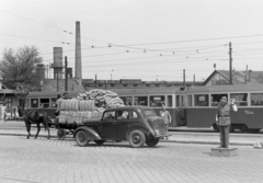 Magyarország, Budapest IX., Soroksári út, a HÉV mögött a villamosvasút és a HÉV forgalmi-műszaki telepei, a Vágóhíd kocsiszín., 1950, Magyar Rendőr, forgalom, lovaskocsi, utcakép, életkép, rendőr, fogat, kémény, HÉV, automobil, rendőrdobogó, Budapest, Fortepan #16578