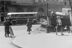 Magyarország, Budapest VI., Teréz (Lenin) körút az Aradi utcánál., 1950, Magyar Rendőr, kerékpár, autóbusz, lovaskocsi, utcakép, MÁVAG-márka, MÁVAG Tr5, Budapest, Fortepan #16582