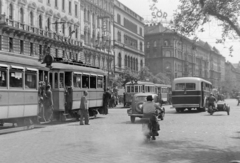 Magyarország, Budapest VIII., József körút a Blaha Lujza térnél, szemben a Népszínház utca torkolata., 1950, Magyar Rendőr, forgalom, autóbusz, magyar gyártmány, járókelő, utcakép, életkép, taxi, neonreklám, Renault-márka, villamos, MÁVAG-márka, sör, oldalkocsis motorkerékpár, MÁVAG Tr5, Renault Juvaquatre, rendszám, Budapest, viszonylatszám, Fortepan #16583