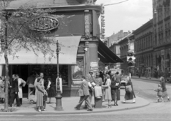 Magyarország, Budapest VII., Erzsébet (Lenin) körút - Wesselényi utca sarok., 1950, Magyar Rendőr, jelzőlámpa, rendőr, Budapest, élelmiszerbolt, Közért Vállalat, Fortepan #16586