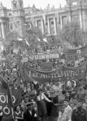 Magyarország, Budapest V., Kossuth Lajos tér 12., az Igazságügyi Palota (ekkor a Magyar Dolgozók Pártja Munkásmozgalmi Intézete)., 1950, Magyar Rendőr, zászló, felirat, felvonulás, Budapest, Fortepan #16587