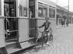 Magyarország, Budapest IV., Árpád út, háttérben a 96. és 98. számú ház., 1950, Magyar Rendőr, kerékpár, utcakép, villamos, Budapest, leleményes, Fortepan #16591