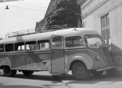 Magyarország, Győr, Aradi Vértanúk útja, közlekedési baleset az Árpád utcai - Városház (Szabadság) tér közötti szakaszon., 1950, Magyar Rendőr, közlekedés, jármű, autóbusz, baleset, francia gyártmány, MÁVAUT-szervezet, Isobloc-márka, Fortepan #16593